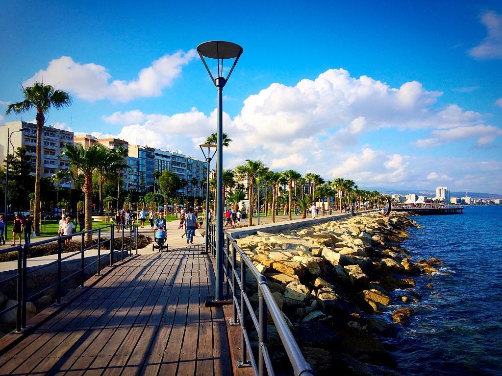 Seabreeze City Center Flats By Trulycyprus Лимасол Экстерьер фото